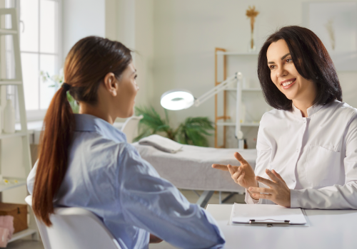 profesional de estética y salud integral con pacienete - Zegel